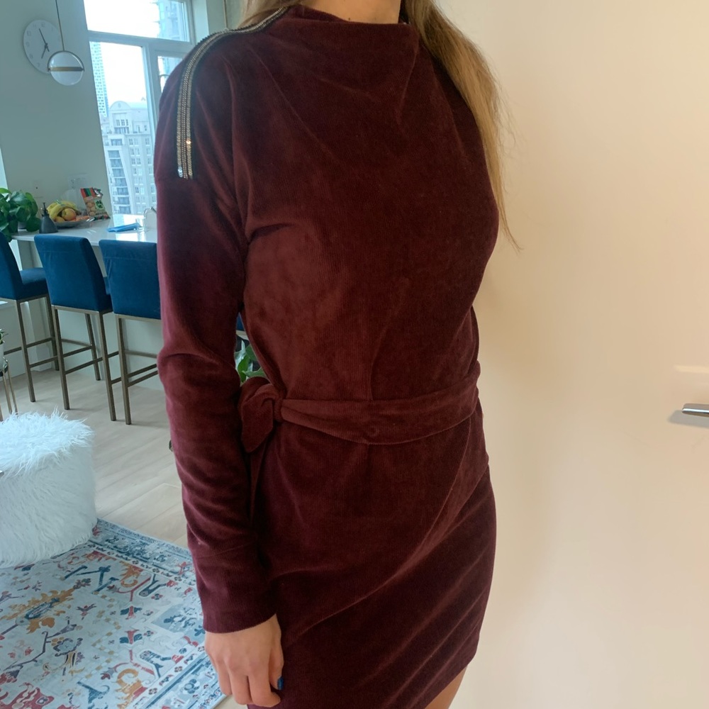 Midi Burgundy dress with appliqués on shoulders with a belt